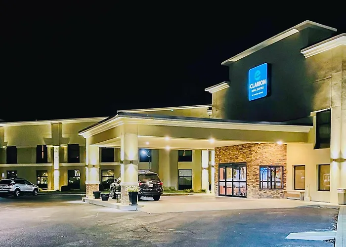 Luxury hotel only: Clarion Inn & Suites Evansville Eastland Area